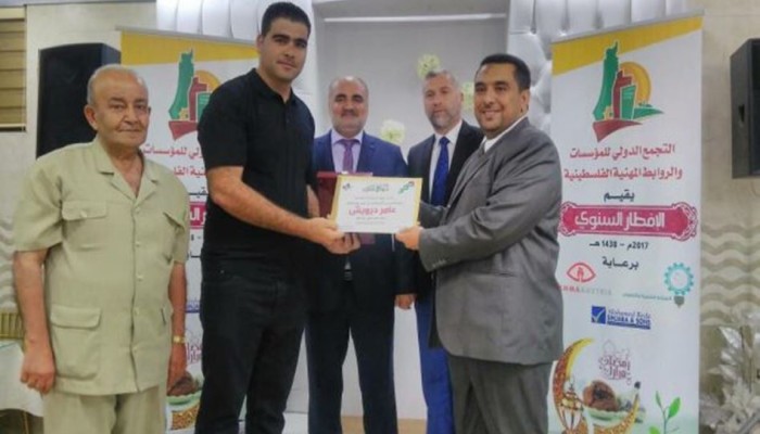اختراع فلسطيني يمكن قيادة الآليات الثقيلة عبر الهاتف الذكي