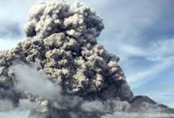 تحذير من ثوران ضخم لبركان إندونيسيا.. وإجلاء السكان بالقوة
