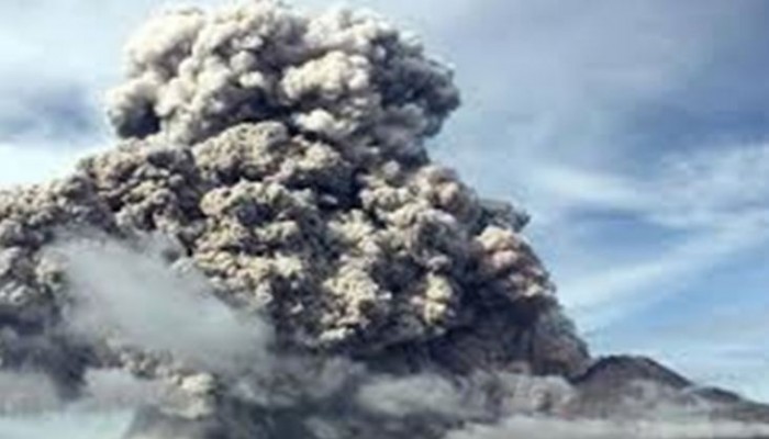 تحذير من ثوران ضخم لبركان إندونيسيا.. وإجلاء السكان بالقوة