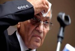 بعد إعلانه منافسة السيسي: الإمارات تعتقل "شفيق" وترحله إلى مصر
