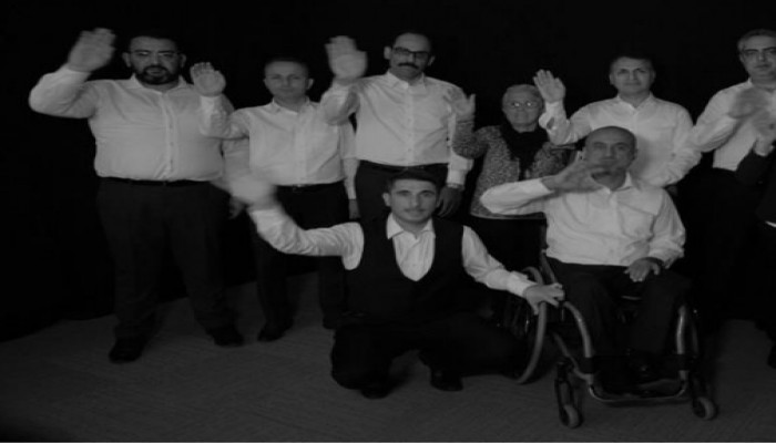 متحدث الرئاسة التركية يغنّي بـ"لغة الإشارة"