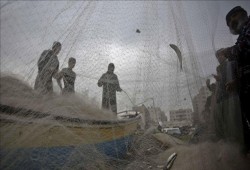 بحرية الاحتلال الصهيوني تحتجز 5 صيادين فلسطينيين قبالة شواطئ غزة