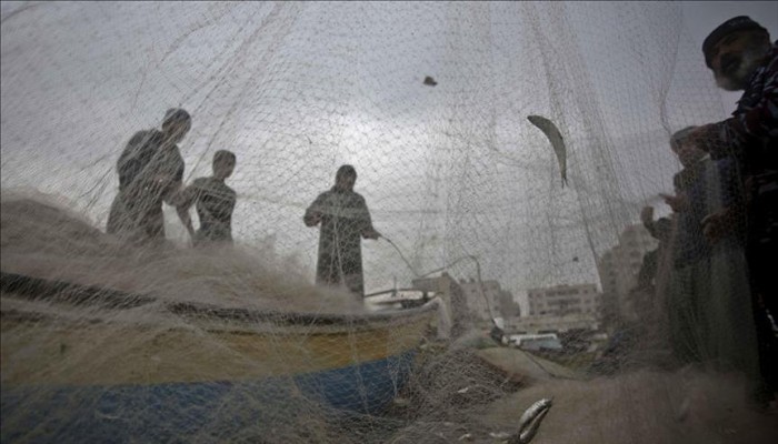 بحرية الاحتلال الصهيوني تحتجز 5 صيادين فلسطينيين قبالة شواطئ غزة