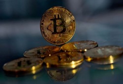 "بيتكوين" تواصل زحفها الـ"صاروخي" وتتجاوز 12 ألف دولار