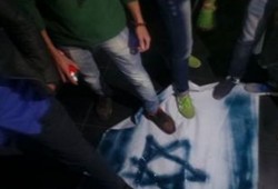 صحفيو مصر يحرقون علم إسرائيل ويدعون لانتفاضة شعبية