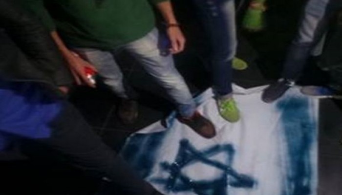 صحفيو مصر يحرقون علم إسرائيل ويدعون لانتفاضة شعبية