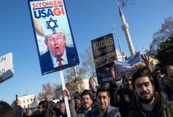 حشود كبيرة ببلدان إسلامية تندد بقرار ترمب