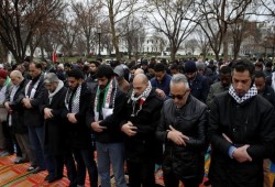 محتجون على قرار ترامب صلوا الجمعة أمام البيت الأبيض