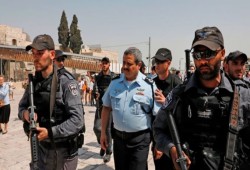عشرات المستوطنين يقتحمون الأقصى بحماية شرطة الاحتلال