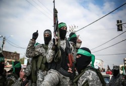 عرض عسكري لكتائب "القسّام" بذكرى انطلاقة "حماس" الـ30