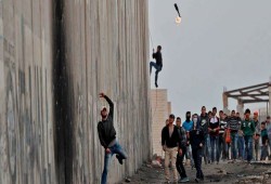 عشرات الإصابات في مواجهات عنيفة بالضفة والقدس