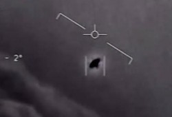 مسؤول أمريكي سابق: رصدنا أطباقا طائرة.. لسنا وحدنا