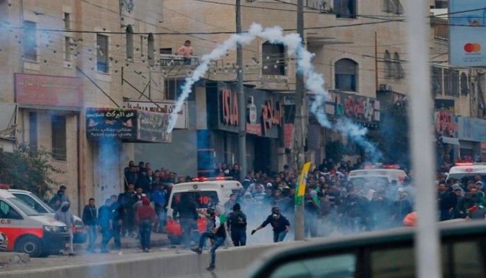 مواجهات متواصلة بالضفة والاحتلال يشن حملة اعتقالات