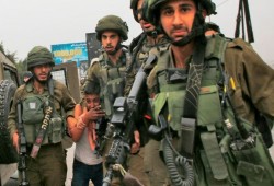 عنصر من الاحتلال يعتقل طفلا بطريقة وحشية بالقدس