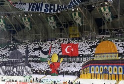 مشجعو نادي قونيا التركي يعبرون عن دعمهم للقدس