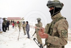 في برد قارس.. أتراك يحيون الذكرى الـ103 لمعركة "صاري قامش"