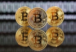 "بيتكوين" تتجاهل تحذيرات دولية وتتعافى من خسائر حادة