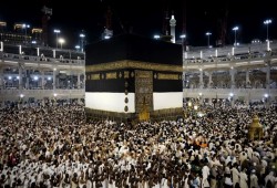 حملة عالمية تدين اعتقال معتمرين اثنين داخل الحرم المكي بحجة التصوير