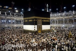 حملة عالمية تدين اعتقال معتمرين اثنين داخل الحرم المكي بحجة التصوير