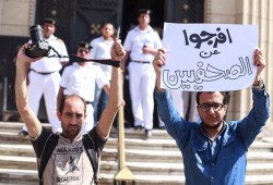 مصر: هجمة أمنية حادة على الصحفيين قبل انتخابات رئاسة الانقلاب