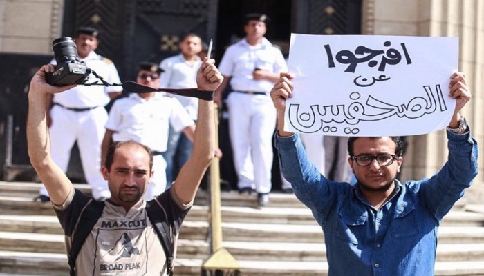 مصر: هجمة أمنية حادة على الصحفيين قبل انتخابات رئاسة الانقلاب