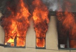 السيطرة على حريق هائل بمعرض موبيليا في أسيوط