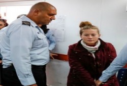 الاحتلال يمدد مجددا اعتقال عهد التميمي ووالدتها