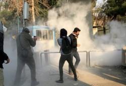 الشرطة الإيرانية تطلق الغاز على متظاهرين احتجوا على تردى الوضع الاقتصادي