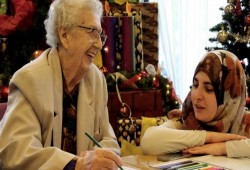 متطوعون مسلمون يساعدون كبار السن في دور رعاية هولندية