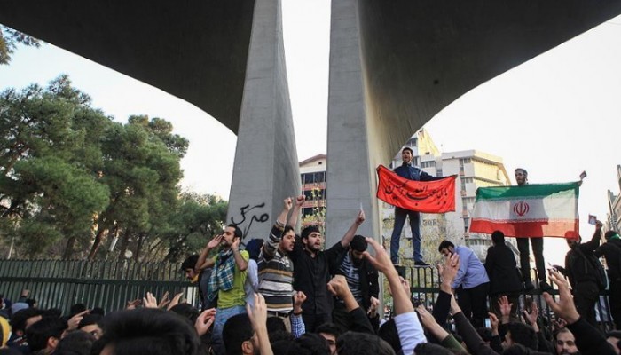 14 قتيلا بإيران.. وروحاني يهدد المتظاهرين بـ"الشعب"