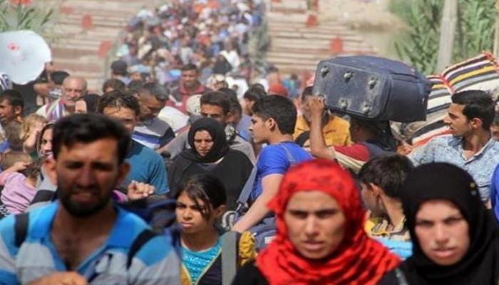 نزوح آلاف العائلات السورية في إدلب بسبب هجمات النظام وروسيا وداعش