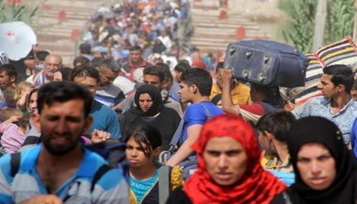 نزوح آلاف العائلات السورية في إدلب بسبب هجمات النظام وروسيا وداعش