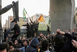 عالم سني إيراني يدعو سلطات بلاده إلى الاستماع لمطالب المتظاهرين