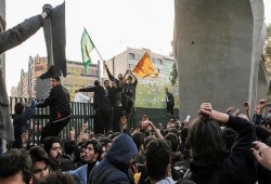 عالم سني إيراني يدعو سلطات بلاده إلى الاستماع لمطالب المتظاهرين