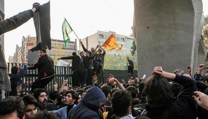 عالم سني إيراني يدعو سلطات بلاده إلى الاستماع لمطالب المتظاهرين