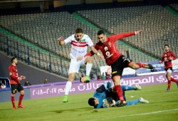 الأهلي يسحق غريمه الزمالك بثلاثية في كلاسيكو مصر (فيديو)