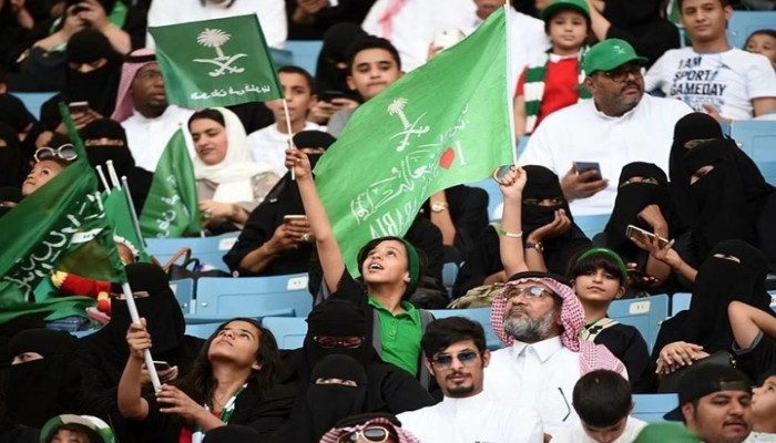 السعودية تخصص أماكن للنساء المدخنات بملاعب كرة القدم!!