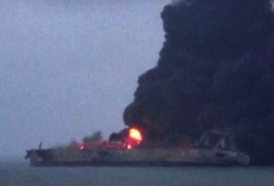 ناقلة نفط إيرانية مشتعلة تقترب من سواحل اليابان