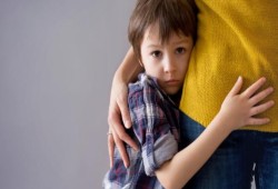 10 عبارت عليكِ تجنبها في تربية طفلكِ كي ينشأ إنسانًا سويًّا