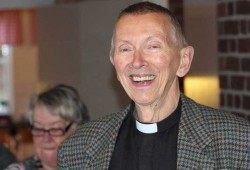 تأثرا بلاجئ مغربي شاب.. قسٌ سويدي يصبح "أحمد" ويترك بلده