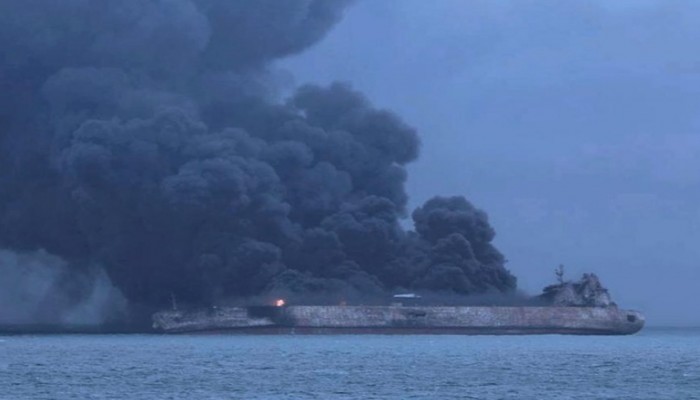 موقع إيراني: ناقلة النفط المحترقة قصفت بصواريخ أمريكية