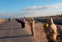 سلسلة بشرية لأهالي النوبارية تندد بارتفاع الأسعار والوضع الاقتصادي