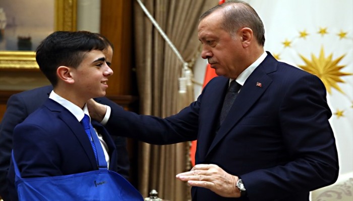 أردوغان يستقبل الطفل الفلسطيني "الجنيدي" في أنقرة