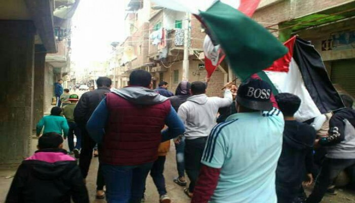 مسيرة ترفع أعلام مصر لثوار كفر الدوار مع بداية أسبوع "يناير الحرية"