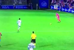 حارس إسباني يُسجل هدفاً مذهلاً من وسط الملعب (فيديو)