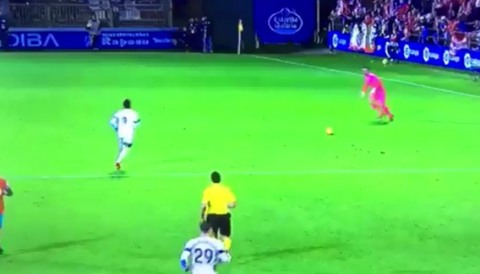 حارس إسباني يُسجل هدفاً مذهلاً من وسط الملعب (فيديو)