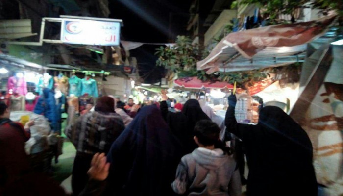 فعالية ليلية لثورة الإسكندرية تهتف "يسقط يسقط حكم العسكر"