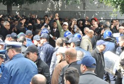 "رايتس ووتش" تنتقد الجزائر بشدة لحظرها التظاهر السلمي