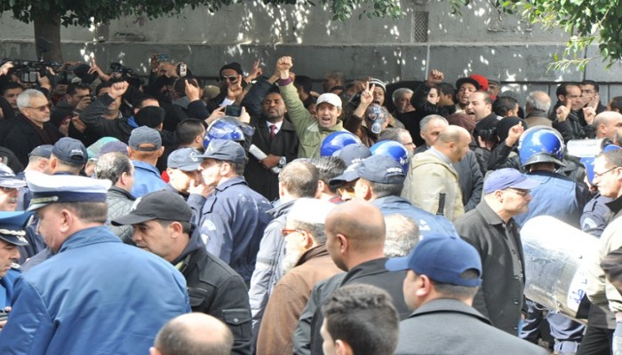 "رايتس ووتش" تنتقد الجزائر بشدة لحظرها التظاهر السلمي