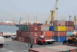 الفشل مستمر.. قناة السويس تخفض رسومها لنحو 75%